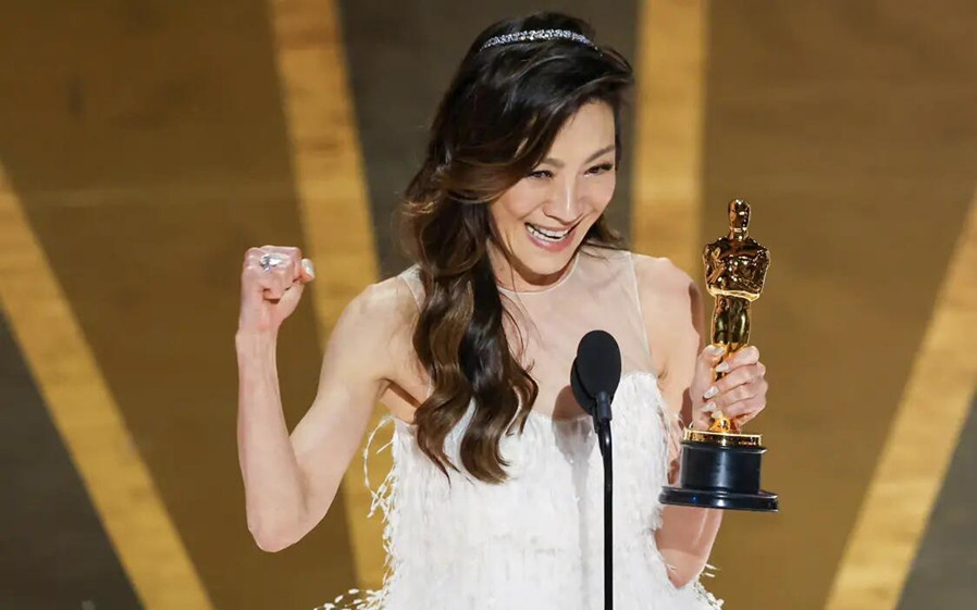 杨紫琼获第95届奥斯卡影后！成首位华裔更佳女主角